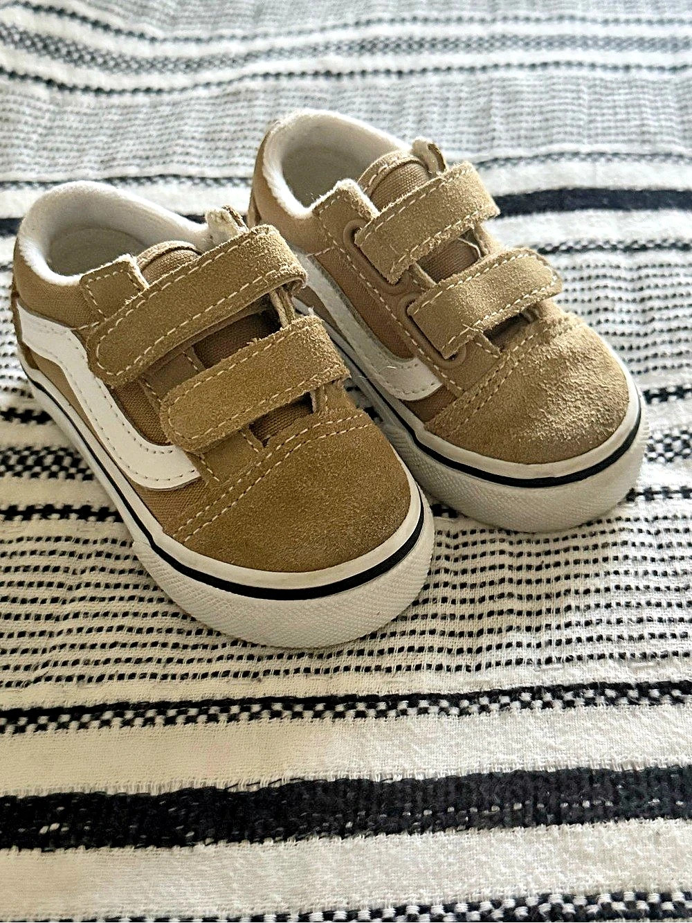 Vans Toddler Old Skool V Kids Sneakers in Brown & White never worn